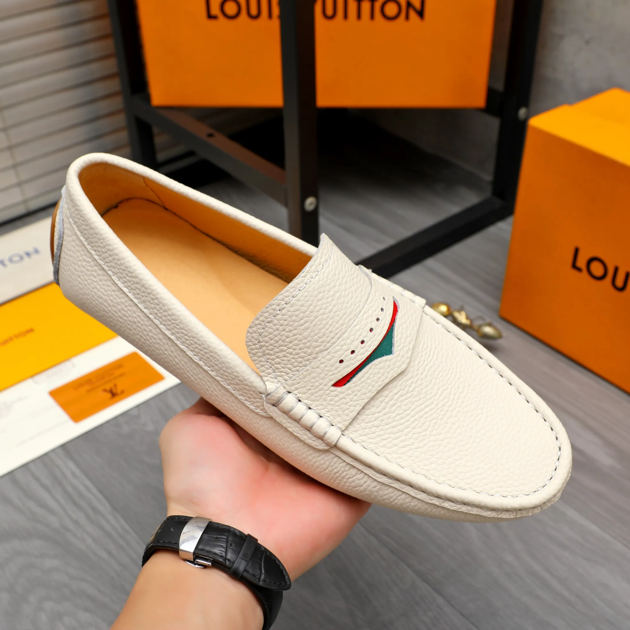 Men's shoes 💰360 Product trademark: LV "Louis Vuitton" casual slip-on men's shoes Regular size: 38-45 Product material: Selected pebbled cowhide upper, pigskin lining, rubber outsole